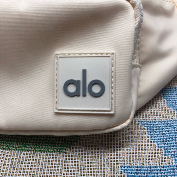 Alo Yoga Explorer Fanny Pack - Adjustable 3L Waist Bag - Picture 4 of 6